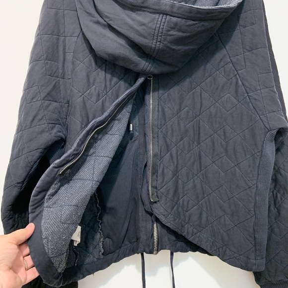 Free People Women’s (Medium) Black Quilted Jacket with Hood and zipper back. - Picture 6 of 11